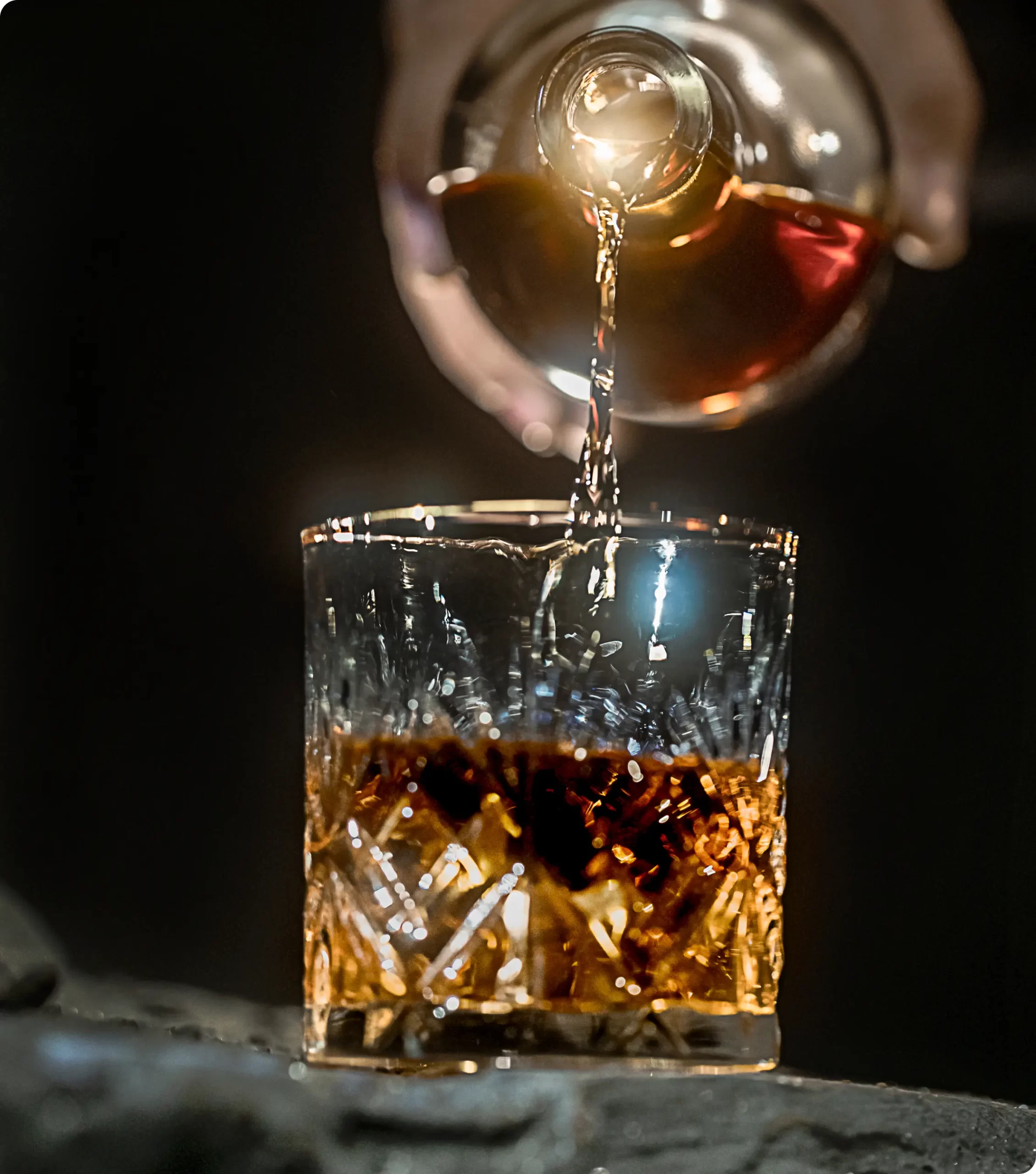 Pensando especialmente em levar mais sabor, potência e qualidade para o Arthur Whisky, nossa receita é de tempo de maturação N.A.S. (No Age Statement).
A verdade é que nosso Whisky é elaborado com diversos anos e afirmamos, ele não é um Whisky jovem.